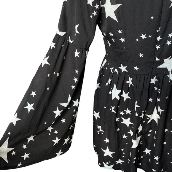 Boohoo Black Star Print Bell Sleeve mini dress - Picture 7 of 12